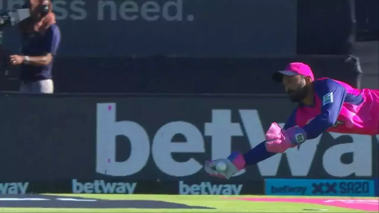 Is It An Eagle? Dinesh Karthik Takes A One-Handed Stunner Behind The Wickets In SA20- WATCH