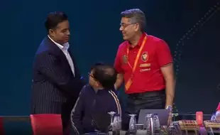 HILARIOUS! MI Owner Akash Ambani Goes Up To RCB Table, Thanks Management For Not Excercising RTM Card On Will Jacks