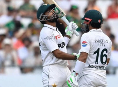 South Africa enforce follow-on after dismissing Pakistan for 194